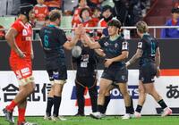 　後半、勝ち越しのトライを決めタッチを交わす東京ベイ・木田（中央右）