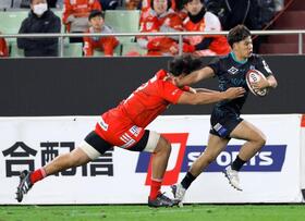 　後半、突進する東京ベイ・木田（右）。このまま勝ち越しのトライを決める