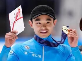 　男子５００メートルで優勝した菊池耕太＝東京辰巳アイスアリーナ