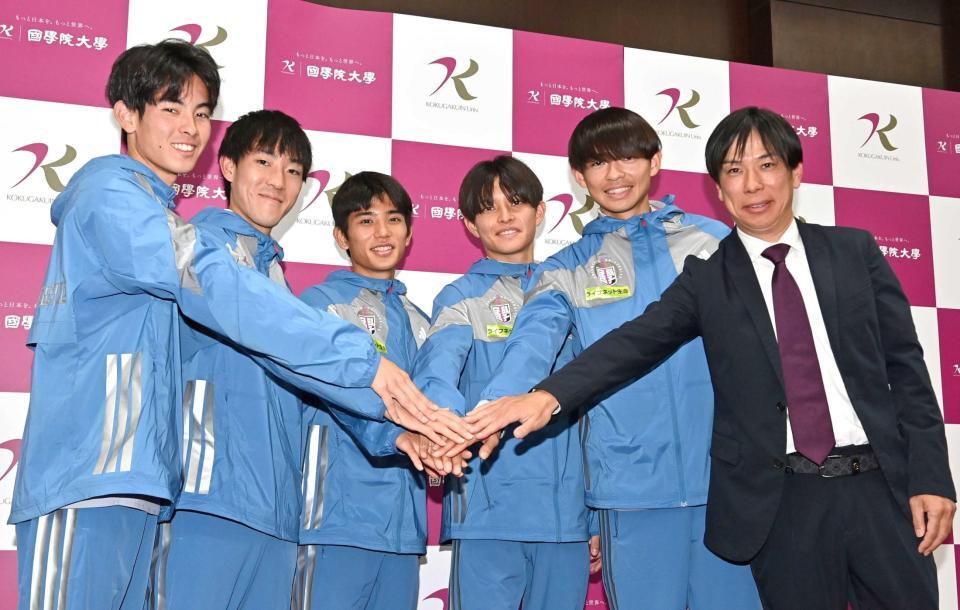 　箱根駅伝優勝を狙う（左から）野中恒亨、高山豪紀、上原琉翔、青木瑠郁、辻原輝、前田監督（撮影・持木克友）