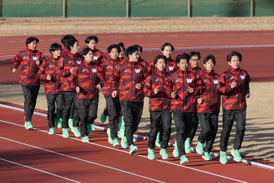 　公開練習で走る早大選手（撮影・西岡正）