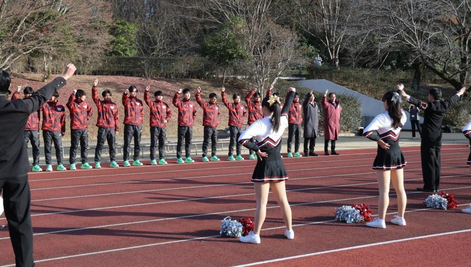 　応援団のエールを受ける早大選手（撮影・西岡正）