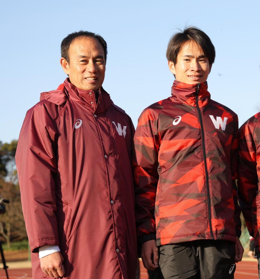 　花田勝彦監督（左）と並ぶ早大・山口智規（撮影・西岡正）