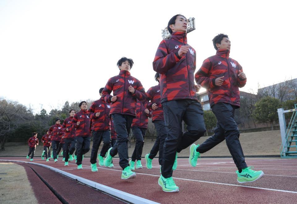 　公開練習で走る早大の選手（撮影・西岡正）