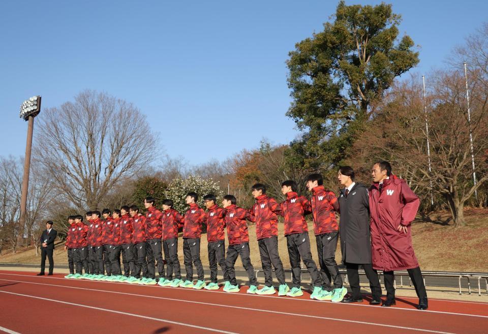 　応援団のエールを受けながら肩を組む花田勝彦監督（右）と早大選手（撮影・西岡正）