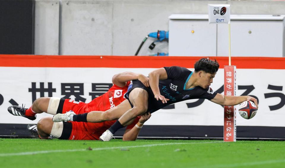 　後半、勝ち越しのトライを決める東京ベイ・木田（右）