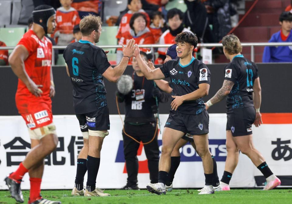 　後半、勝ち越しのトライを決めタッチを交わす東京ベイ・木田（中央右）