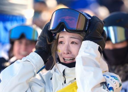 　女子ビッグエアで優勝し、喜ぶ鬼塚雅＝スティームボートスプリングズ（共同）