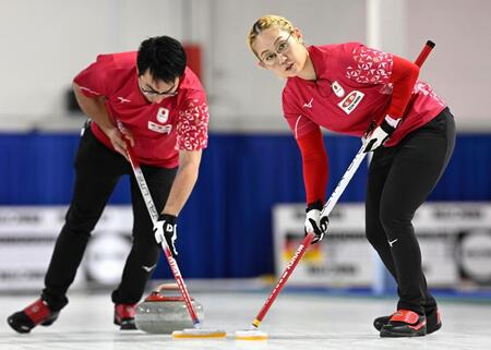 　韓国戦の第２エンド、スイープする小穴桃里（右）、青木豪（共同）