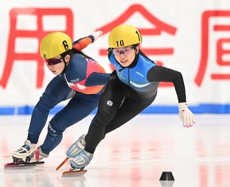 　女子１０００メートルを制した長森遥南（右）＝撮影・開出牧
