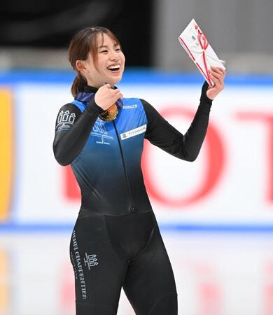 　メダルを手に輝く笑顔の長森遥南（撮影・開出牧）