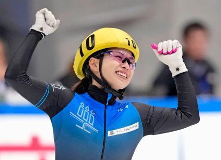 　女子１０００メートルで優勝し、喜ぶ長森遥南＝東京辰巳アイスアリーナ