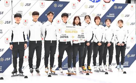 ミラノ五輪日本代表に選ばれ笑顔のスピードスケート・ショートトラックの（左から）岩佐暖、渡辺啓太、吉永一貴、宮田将吾、中島未莉、金井莉佳、平井亜実、渡辺碧、長森遥南＝東京辰巳アイスアリーナ（撮影・開出牧）