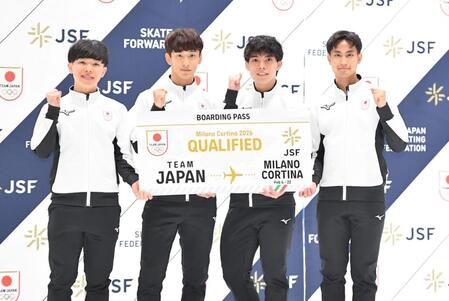 　ミラノ五輪日本代表に選ばれガッツポーズを決めるスピードスケート・ショートトラックの（左から）岩佐暖、渡辺啓太、宮田将吾、吉永一貴（撮影・開出牧）
