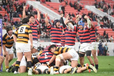 　後半終了間際に逆転し、喜びを爆発させる京産大フィフティーン（撮影・西田忠信）