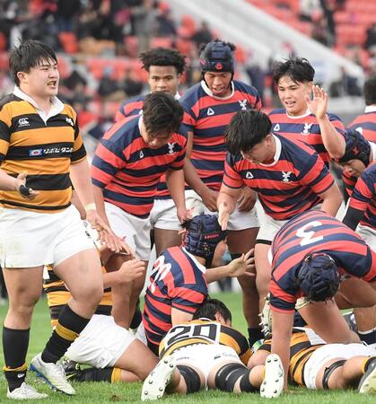　後半終了間際にトライを決めた京産大・一柳尚斗（中央下）＝撮影・西田忠信