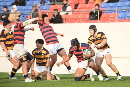 　後半、トライを決めガッツポーズする京産大・石橋チューカ（右から２人目）＝撮影・西田忠信