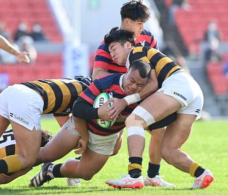 　前半、激しく攻める京産大のシオネ・ポルテレ（中央）＝撮影・西田忠信