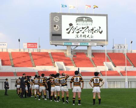 　京産大に敗れ、ぼうぜんとする慶大フィフティーン（撮影・西田忠信）