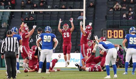 　甲子園ボウルを制し喜びを爆発させる立命大パンサーズ（撮影・立川洋一郎）