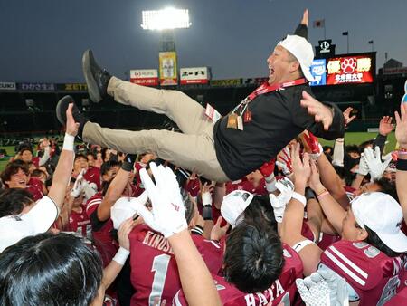 　選手たちから胴上げされて宙を舞う立命大・高橋健太郎監督（撮影・立川洋一郎）
