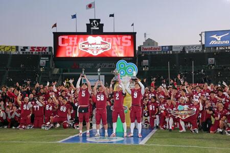 　甲子園ボウルを制し喜びを爆発させる立命大パンサーズ（撮影・立川洋一郎）