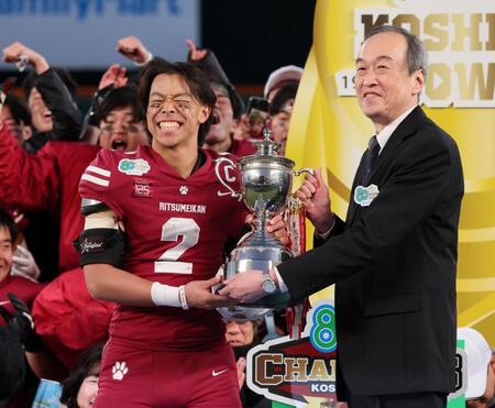 　優勝カップを受け取り笑顔を見せる立命大ＤＢ・今田甚太郎主将（撮影・立川洋一郎）