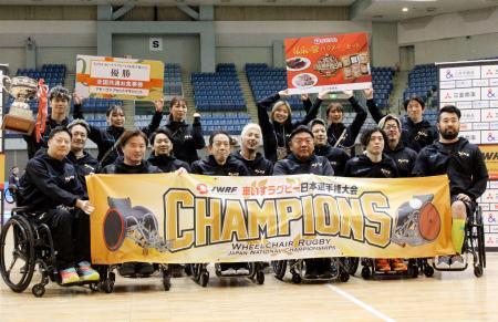 　３連覇したブリッツの選手たち＝千葉ポートアリーナ