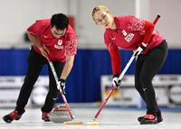 　韓国戦の第２エンド、スイープする小穴桃里（右）、青木豪（共同）