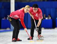 　韓国戦の第３エンド、スイープする小穴桃里（左）、青木豪（共同）