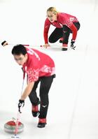 　韓国戦の第４エンド、青木豪（手前）に指示を出す小穴桃里（共同）