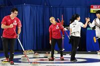 　混合ダブルス１次Ｌで韓国に敗れ、肩を落とす小穴桃里（中央）、青木豪（左）＝共同