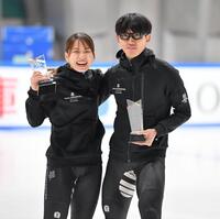 　トロフィーを手に笑顔の長森遥南（左）と松林佑倭（撮影・開出牧）