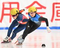 　女子１０００メートルを制した長森遥南（右）＝撮影・開出牧