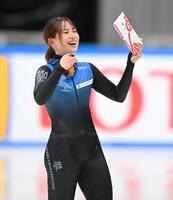 　メダルを手に輝く笑顔の長森遥南（撮影・開出牧）