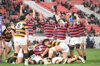 　後半終了間際に逆転し、喜びを爆発させる京産大フィフティーン（撮影・西田忠信）