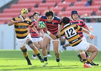 　前半、突進する京産大・奈須貴大（撮影・西田忠信）