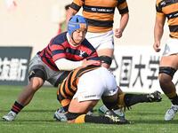 　後半、相手選手と激しくぶつかる京産大・伊藤森心（左）＝撮影・西田忠信