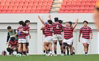 　慶応大との接戦を制し、喜び合う京産大フィフティーン（撮影・西田忠信）