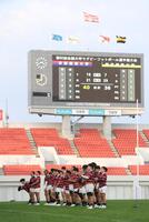 　慶応大に僅差で勝利し、スタンドにあいさつする京産大フィフティーン（撮影・西田忠信）