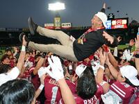 　選手たちから胴上げされて宙を舞う立命大・高橋健太郎監督（撮影・立川洋一郎）