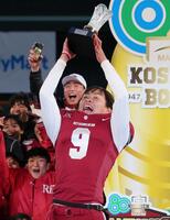 　ミルズ杯を掲げて喜ぶ立命大Ｋ・横井晃生（撮影・立川洋一郎）