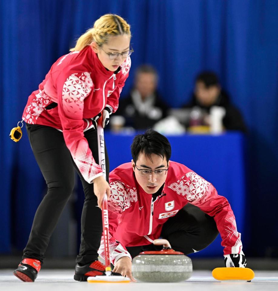 　韓国戦の第１エンド、ショットの行方を見守る青木豪。左は小穴桃里（共同）