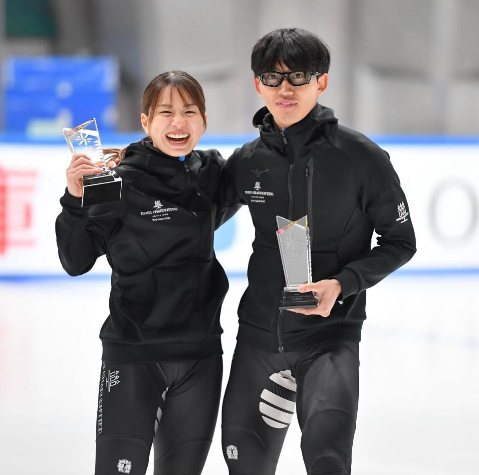 　トロフィーを手に笑顔の長森遥南（左）と松林佑倭（撮影・開出牧）