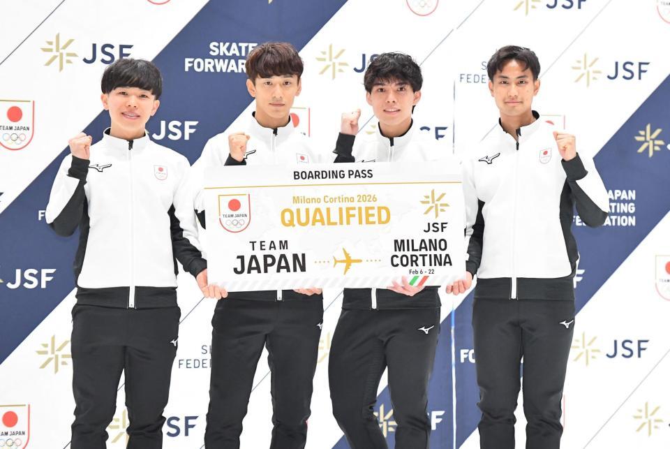 　ミラノ五輪日本代表に選ばれガッツポーズを決めるスピードスケート・ショートトラックの（左から）岩佐暖、渡辺啓太、宮田将吾、吉永一貴（撮影・開出牧）
