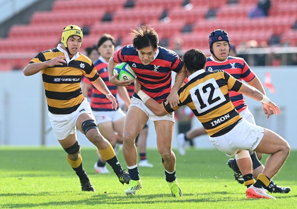 　前半、突進する京産大・奈須貴大（撮影・西田忠信）