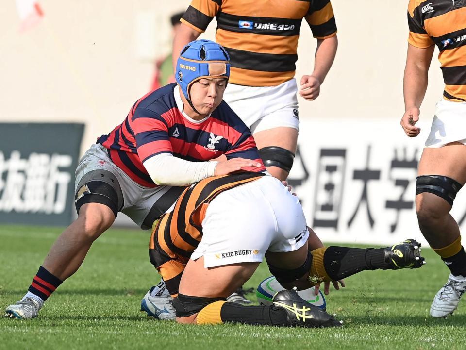 　後半、相手選手と激しくぶつかる京産大・伊藤森心（左）＝撮影・西田忠信