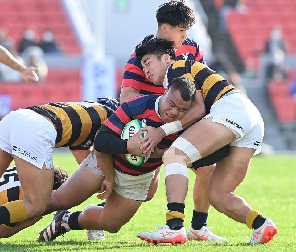 　前半、激しく攻める京産大のシオネ・ポルテレ（中央）＝撮影・西田忠信