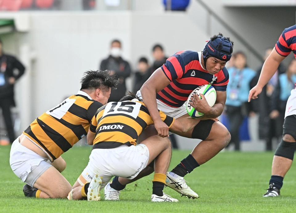 　前半、突進する京産大・石橋チューカ（撮影・西田忠信）