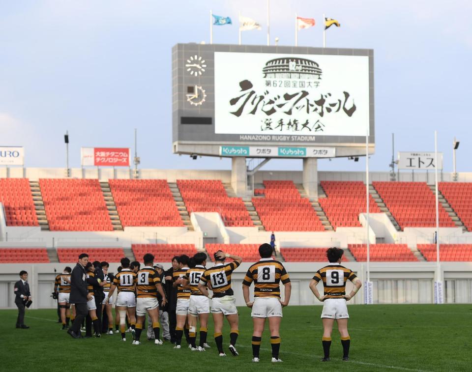 　京産大に敗れ、ぼうぜんとする慶大フィフティーン（撮影・西田忠信）